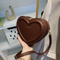 Herzförmige Umhängetasche in Schokobraun aus PU-Leder mit elegantem goldener Aufschrift - Kaffeebraun
