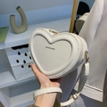 Sac à bandoulière blanc chic en forme de cœur avec zip doré et lettrage tendance - Blanc Cassé