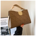 Detail van de geometrisch gestikte handtas in bruin en beige met breed handvat - Khaki