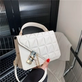 Weiße Stepptasche mit goldener Kette, Metallschloss und verstellbarem Riemen - Weiß