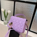 Sac bandoulière lilas matelassé avec rabat asymétrique et boucle de chaîne dorée - Violet