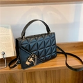 Sac à main noir matelassé avec surpiqûres triangulaires et fermoir doré élégant - Noir