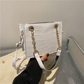 Bolso caja blanco en piel de cocodrilo sintética con cadena dorada y correa extraíble - Blanco