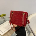 Bolso de hombro rojo con textura de cocodrilo y cadena dorada de estilo retro - Rojo