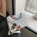 Bolso acolchado blanco con una cadena gruesa en degradado arcoíris vibrante - Blanco