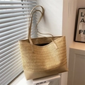 Bolso tote de paja beige con correas largas de cuero PU para vacaciones de verano - Caqui