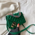 Bolso bandolera verde acolchado con cadena de colores y cierre de metal dorado - Verde