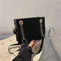 Bolso bandolera negro con diseño de cocodrilo cadena dorada y correa ajustable - Negro
