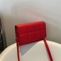 Bolso bandolera rojo acolchado en imitación cuero con patrón de cuadros y hebilla - Rojo