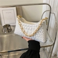 Bolso de hombro blanco acolchado con cadena gruesa de resina y metal dorado - Blanco