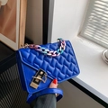 Bolso acolchado azul real con asa de cadena degradada y cierre de presión dorado en S - Azul