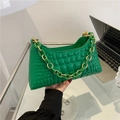 Bolso baguette verde plisado para mujer con cadena gruesa dorada y diseño en contraste - Verde