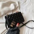 Bolso bandolera negro minimalista con cierre dorado y textura de cuero PU mate elegante - Negro