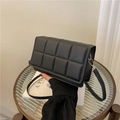 Bolso bandolera acolchado negro minimalista con elegantes hebillas de metal plateado - Negro