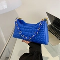 Bolso azul moderno con textura de burbujas y cadena de acrílico y metal dorado - Azul