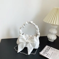 Elegante weiße Umhängetasche mit großer Schleife und schicker Silberkette - Gebrochenes Weiß