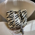 Zebra-Streifen Canvas-Tasche in Cremeweiß mit Metallkette und Kaninchen-Anhänger - Mit Schachbrett-Anhänger / Weiß (Schachbrett-Schleifen-Stil)