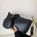 Borsa a mezzaluna nera goffrata con un portamonete rotondo e dettagli in oro lucido - Nero