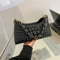 Bolso bandolera de cuero acolchado negro con correa de cadena dorada de moda - Negro