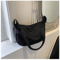 Bolso hobo negro minimalista en nailon impermeable con correa ancha para el hombro - Negro