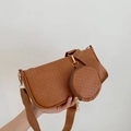 Borsa sottobraccio marrone goffrata con borsellino rotondo e tracolla larga - Marrone