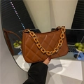 Sac à bandoulière matelassé marron pour femme avec chaîne décorative en or et acrylique - Marron