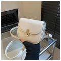 Detalle del bolso de silla blanco crema con cierre metálico dorado y textura suave de cuero PU - Blanco