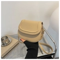Detail der minimalistischen beigen Satteltasche mit verstellbarem Gurt und mattem Leder - Khaki