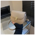 Detalle de un bolso de montura beige en cuero PU con hebilla dorada y correa ajustable - Caqui