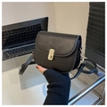 Detalle del bolso de silla negro pequeño con un elegante cierre rectangular de metal dorado - Negro