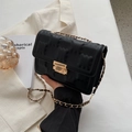 Borsa a tracolla nera minimalista con trama a rilievo e chiusura quadrata in oro chic - Nero