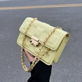 Borsa a tracolla quadrata giallo pallido con motivo a nuvola e catena in metallo dorato - Giallo