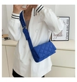Modelo con bolso bandolera acolchado azul real y correa de hombro ancha ajustable - Azul