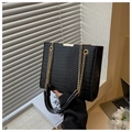 Borsa a spalla retrò nera in similpelle di coccodrillo con catena dorata e dettagli - Nero