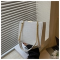 Elegante borsa tote bianca con trama a coccodrillo e catena dorata in un ambiente casual - Bianco