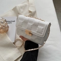 Borsa a tracolla bianca minimalista con motivo quadrato e catena dorata - Bianco Sporco