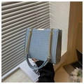 Borsa azzurra con trama a coccodrillo e tracolla a catena dorata dal design quadrato chic - Blu