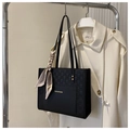 Schwarze Leder-Tote-Bag mit Schachbrettmuster und Seidenschal-Griffdekoration - Schwarz