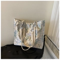 Borsa tote ricamata a fiori color crema e azzurro con dettagli in catena - Bianco Sporco