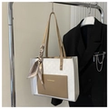 Zweifarbige gewebte Tasche in Weiß und Braun mit Seidenschal und modischer Tasche - Khaki
