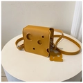 Lebhafte gelbe quadratische Umhängetasche im Käse-Design mit runden Aussparungen - Quadratische Tasche