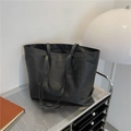 Minimalistische schwarze Shopper Tasche mit Rauten-Webmuster und zwei Tragegriffen - Schwarz