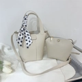 Elegante bolso tipo cubo blanco crema con pañuelo de lunares y neceser interior - Blanco Roto