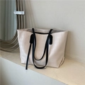 Minimalistische beige Shopper-Tasche mit Rautenmuster und schwarzen Schultergurten - Weiß