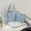 Bolso tipo cubo azul claro con asa de pañuelo de seda y estuche a juego - Azul