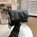 Minimalistische schwarze matte Briefumschlag-Clutch mit Gold-Reißverschluss und Handschlaufe - Schwarz