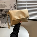 Minimalistische goldene Metallic-Clutch mit Handschlaufe und glänzendem Finish - Gold
