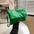Minimalistische, hellgrüne Umschlag-Clutch mit Leder-Handschlaufe und goldenem Reißverschluss - Grün