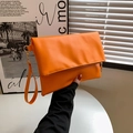 Schicke hellorangefarbene Umschlag-Clutch aus glattem PU-Leder mit Handschlaufe - Orange