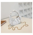 Weiße geraffte Wolkentasche mit Goldkette, minimalistische Croissant-Handtasche aus Leder - Weiß